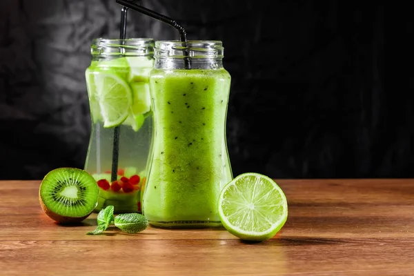 Bevanda Rinfrescante Kiwi Mela Verde Lime Menta Melograno Tavolo Legno — Foto Stock