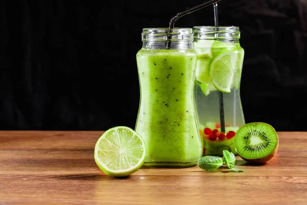 Refrescante Bebida Kiwi Manzana Verde Lima Menta Granada Una Mesa — Foto de Stock