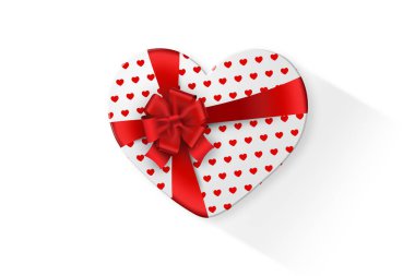 Beyaz hediye kutusu beyaz arka plan üzerinde izole bir yay ile kalp şeklinde. Romantizm, Sevgililer günü, aşk.