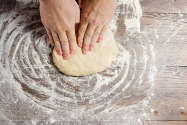 Erkek el Şef yakın çekim. İtalyan yemeği makarna, pizza veya ekmek focaccia hazırlanması. Ev yapımı yemekler Şef yemek pişirmek için tarifi. Koyu arka plan.