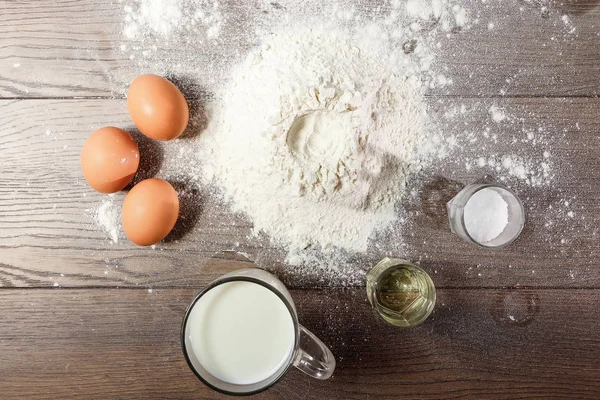 Bovenaanzicht Van Het Meel Een Glas Verse Melk Koken Deeg — Stockfoto