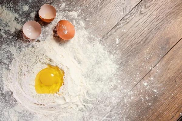 Het Bovenaanzicht Van Een Geslagen Tot Meel Koken Deeg Tegen — Stockfoto