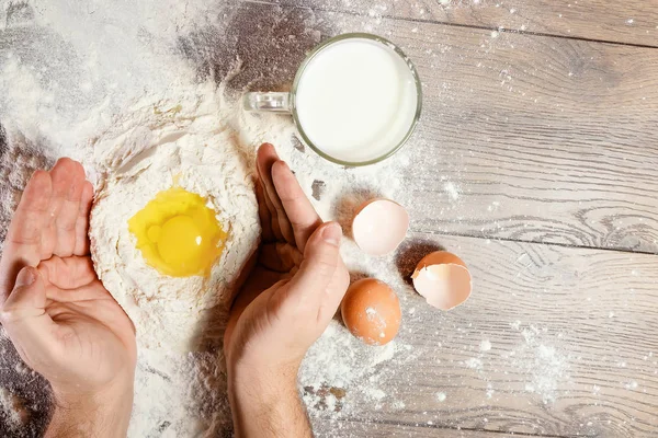 Het Bovenaanzicht Handen Van Kok Het Klopte Bloem Een Glas — Stockfoto