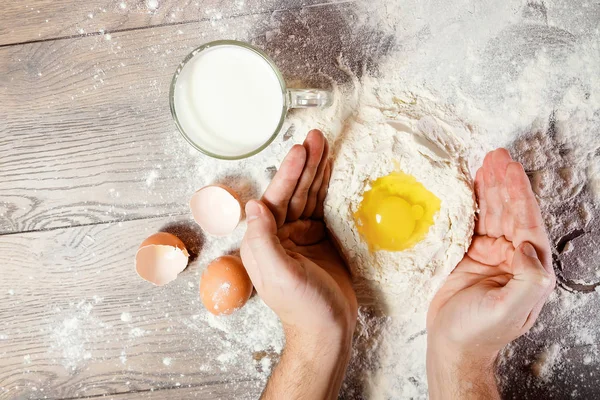 Het Bovenaanzicht Handen Van Kok Het Klopte Bloem Een Glas — Stockfoto