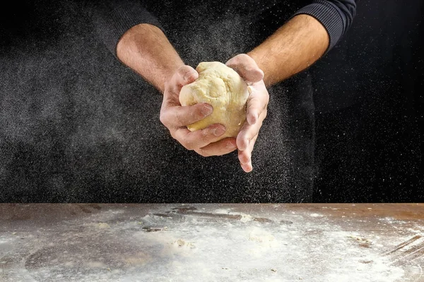 Mężczyzna Ręce Szefa Kuchni Zbliżenie Zagnieść Ciasto Gotować Ciasto Ciemnym — Zdjęcie stockowe