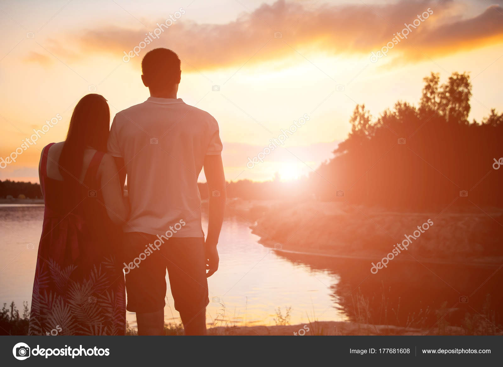 Silhouettes Couple Amoureux Beau Coucher Soleil Sur Lac