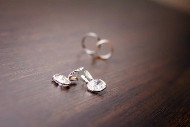 Gelin için güzel küpe Ahşap bir masaya yalan