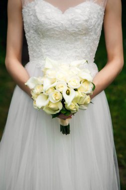 Gelin düğün buket doğa onun elinde tutuyor