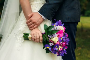 Gelin düğün buket doğa onun elinde tutuyor