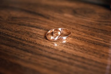 Kırmızı gül düğün buketi zemin üzerine altın alyans