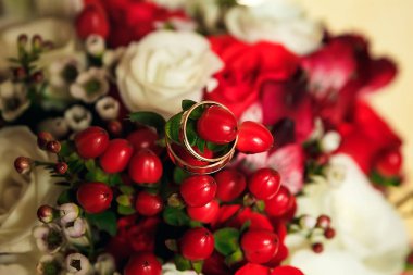 Kırmızı gül düğün buketi zemin üzerine altın alyans