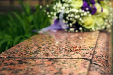 Kırmızı gül düğün buketi zemin üzerine altın alyans