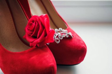 Kırmızı kadın ayakkabı ayağa pencere, düğün, yaka çiçeği.