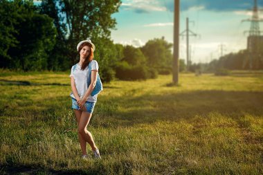 Bir beyaz kolsuz bluz parkta, seksi kız güzel bak