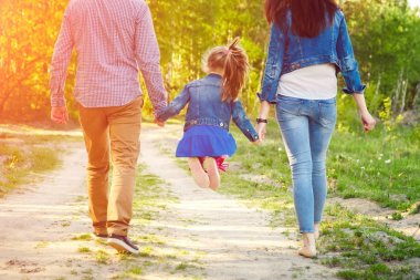 gülümseyen aile açık havada tutarak yürümeye eller