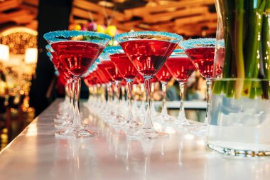 Martini gözlük kürsüye bar, kırmızı şurubu, mavi gözlük kenarında bir sürü