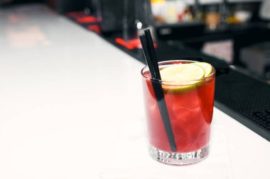 Limonata taze limon ve biberiye cam ahşap arka plan üzerinde