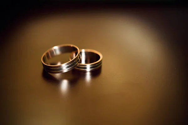 Anillos Boda Oro Encuentran Una Mesa Madera — Foto de Stock