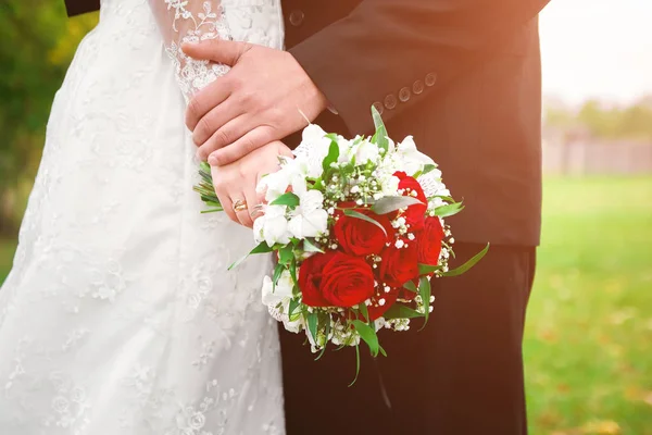 新娘拿着一束结婚花束在她的手在自然 — 图库照片