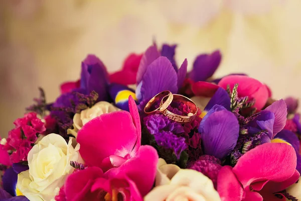 Anillos Boda Dorados Fondo Ramo Boda Rosas Rojas — Foto de Stock