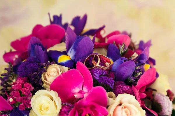 Anillos Boda Dorados Fondo Ramo Boda Rosas Rojas — Foto de Stock