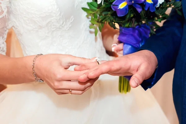 Birde Draagt Ring Aan Vinger Van Bruidegom — Stockfoto