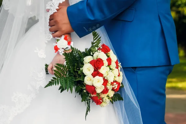 Mariée Tient Bouquet Mariage Dans Ses Mains Dans Nature — Photo