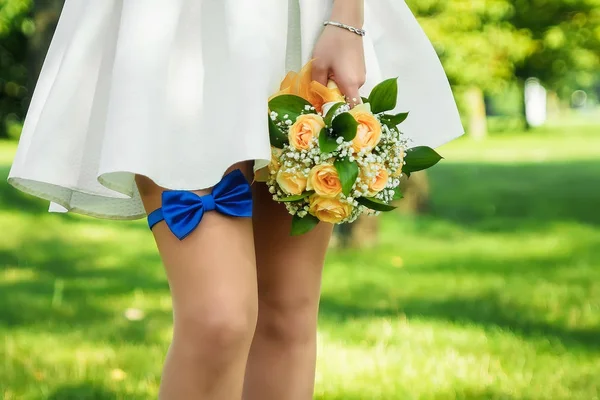 蓝色弓领带绷带在新娘的脚您膝盖 — 图库照片