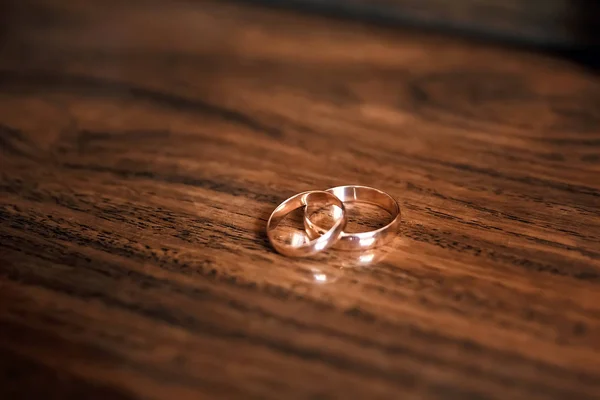 Arany Jegygyűrűt Háttérben Egy Esküvői Csokor Vörös Rózsa — Stock Fotó