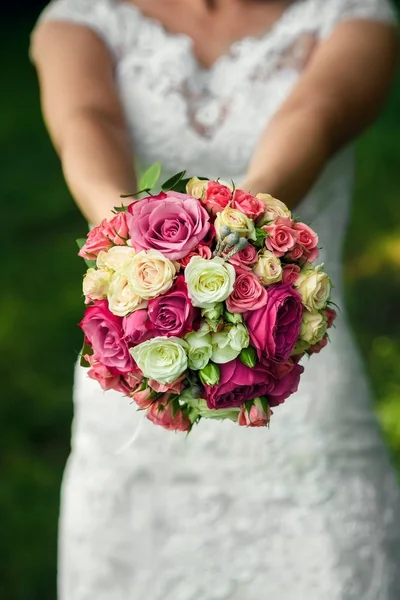 Gelin düğün buket doğa onun elinde tutuyor