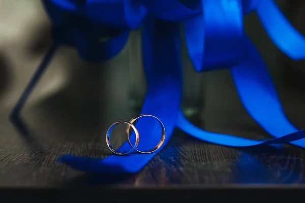 Gold Wedding Rings Lie Wooden Table — Stock Photo, Image