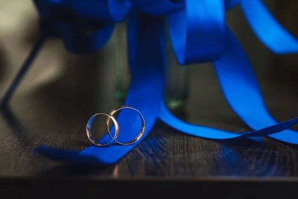 Anéis Casamento Dourados Estão Uma Mesa Madeira — Fotografia de Stock