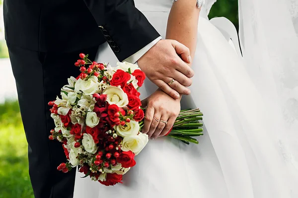 Noiva Está Segurando Buquê Casamento Suas Mãos Natureza — Fotografia de Stock
