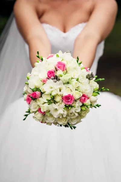 Novia Sostiene Ramo Bodas Sus Manos Naturaleza — Foto de Stock