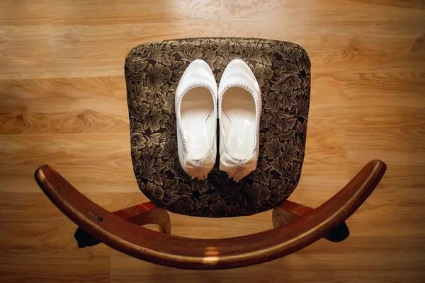 Buty Ślubne Białe Tle Stołek Brązowy — Zdjęcie stockowe