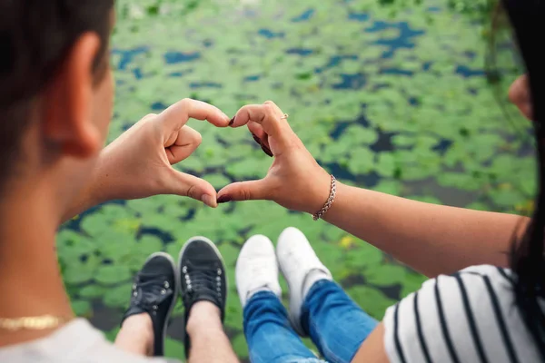 Primer Plano Pareja Haciendo Forma Corazón Con Las Manos —  Fotos de Stock