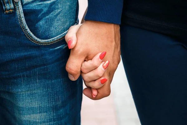 Tangan Closeup Dari Pasangan Yang Penuh Kasih Asmara Cinta Jeans — Stok Foto