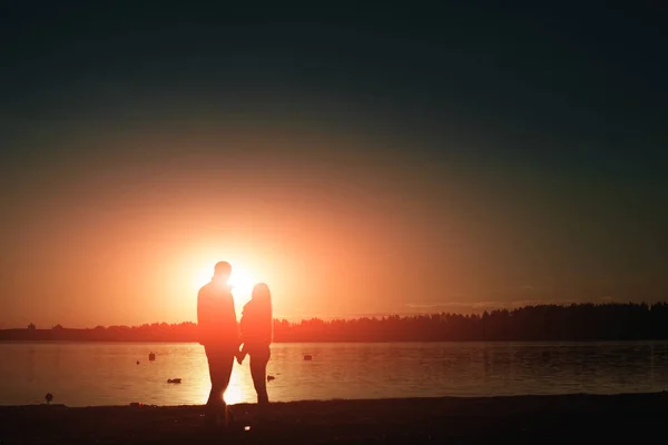 Silhouettes Loving Couple Beautiful Sunset Lake — Stock Photo, Image