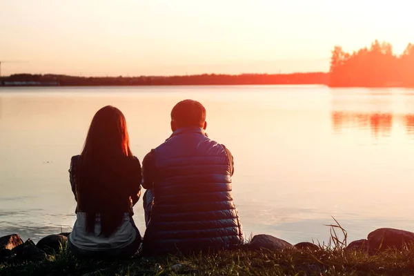 Silhouetten Van Een Verliefde Paar Prachtige Zonsondergang Een Meer — Stockfoto