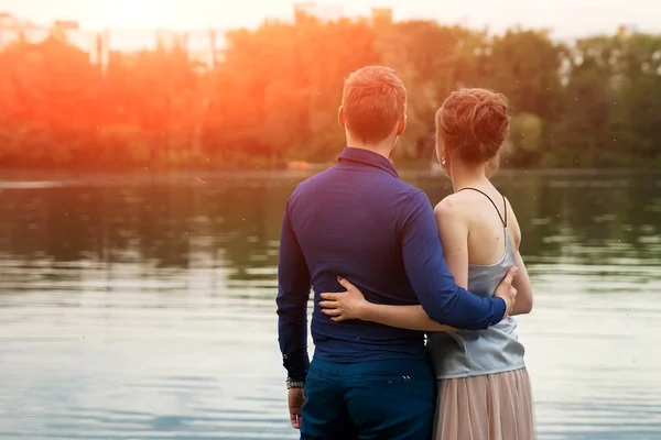 Pareja Enamorada Paseando Por Paseo Marítimo Con Perro — Foto de Stock