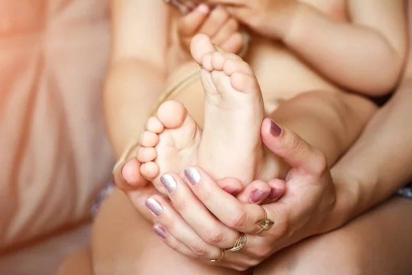 Mother Holding Legs Her Newborn Son Her Arms Baby Her — Stock Photo, Image