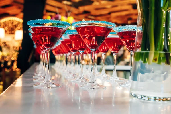 Eine Menge Martinigläser Stehen Auf Der Theke Roter Sirup Blauer — Stockfoto