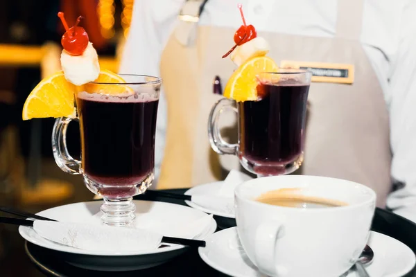 Roter Tropischer Cocktail Mit Einer Scheibe Orangefarbener Bananenkirsche Auf Einer — Stockfoto