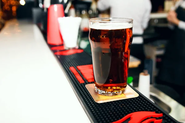 Dunkles Bier Glas Auf Einer Weißen Theke — Stockfoto