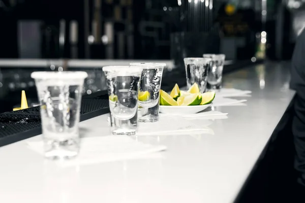 Fünf Schuss Tequila Mit Limette Und Salz Auf Einer Weißen — Stockfoto