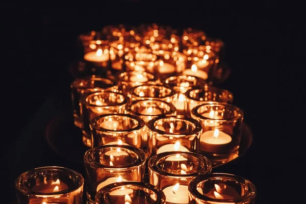浪漫的气氛 许多小的 点燃的蜡烛在桌子上 深色背景 — 图库照片