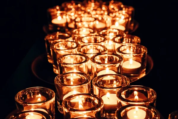 Романтична Атмосфера Багато Дрібних Запалених Свічок Столі Темний Фон — стокове фото