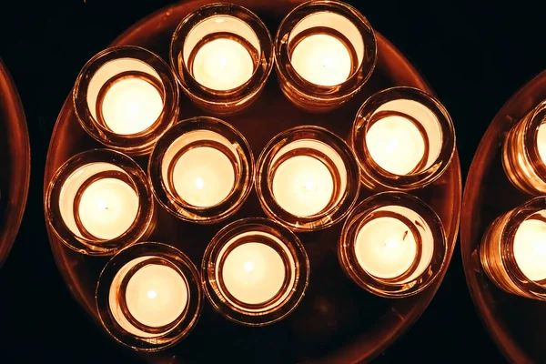 Ambiente Romántico Muchas Velas Pequeñas Encendidas Mesa Fondo Oscuro — Foto de Stock