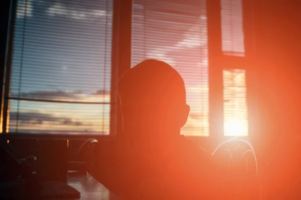 Kind Silhouet Tegen Het Raam Bij Zonsondergang — Stockfoto