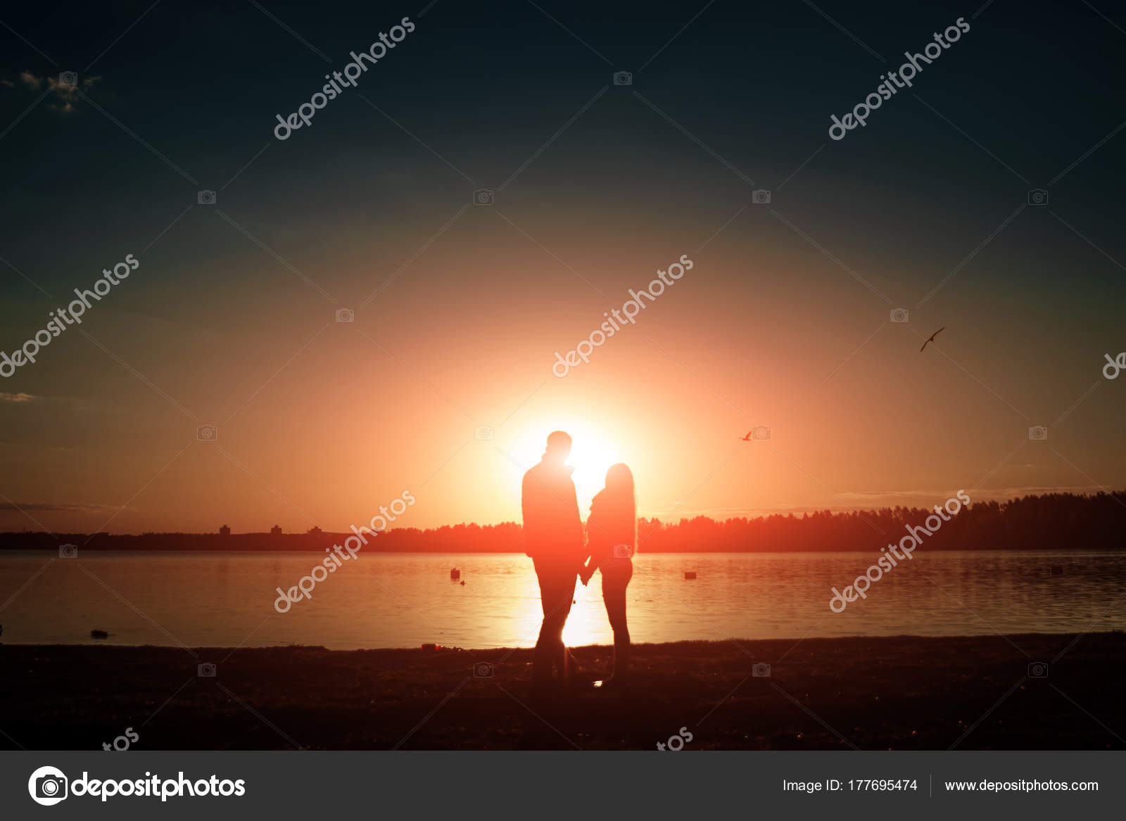 Silhouettes Couple Amoureux Beau Coucher Soleil Sur Lac